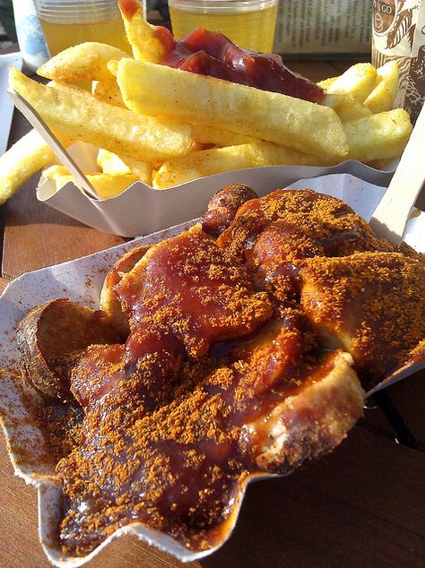 Curry Wurst mit Pommes German Meals, Curry Wurst, German Aesthetic, Berlin Summer, Swiss Cuisine, Germany Food, Marrakech Travel, Delicacy Food, German Food