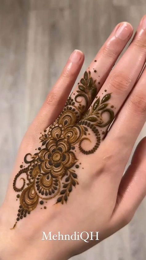 Gorgeous Henna Designs, Henna Finger Designs, Round Mehndi Design, Front Mehndi Design, Henna Designs Wrist, Finger Henna Designs, Henna Art Designs, Henna Tattoo Designs Hand, Rose Mehndi Designs