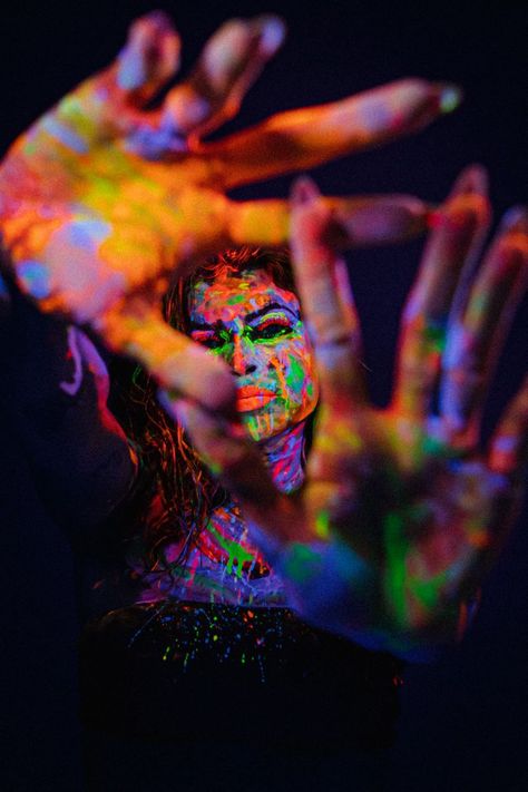 Glow Face Paint, Black Light Makeup, Uv Photography, Neon Photoshoot, Abstract Painting Acrylic Modern, Light Painting Photography, Neon Photography, Light Shoot, Glow Paint