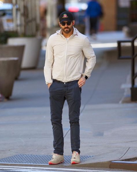 Ryan Reynolds Style Summer, White Converse Outfit Men, Ryan Reynolds Style, Celebrity Sneakers, White Converse Outfits, David Beckham Style, Winter Nyc, Mens Casual Outfits Summer, Stylish Men Casual