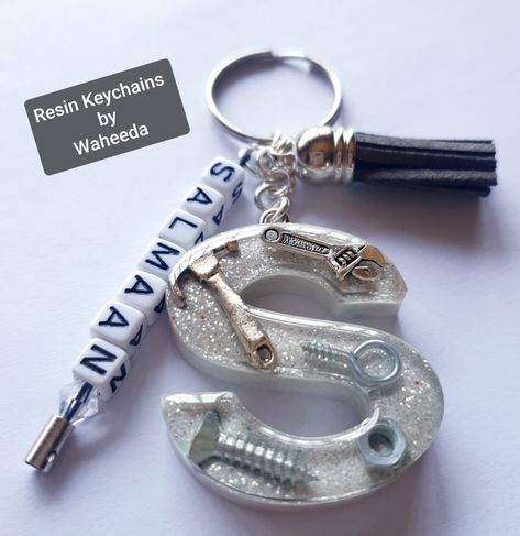 Resin Keychain Ideas For Men, Epoxy Gifts For Men, Resin Keychain For Men, Diy Resin Keychain, Resin Art Canvas, Keychain Craft, Art Bracelet, Wedding Gifts Packaging, Mens Keychains