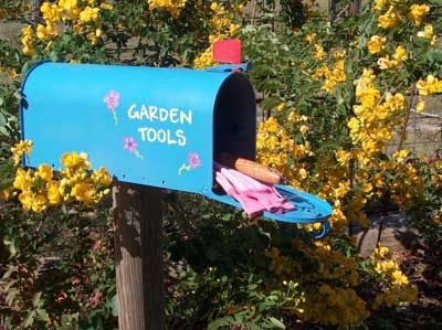 Mailboxes…the garden multi-taskers - Neil Sperry's GARDENS Mailbox Garden Tool Holder, Garden Mailbox For Tools, Garden Tool Box, Old Mailbox, Mailbox Garden, Mailbox Makeover, Garden Tool Holder, Personalized Mailbox, Painted Mailboxes