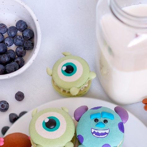 Mike Wazowski Cupcakes, Monsters Inc Macarons, Rainbow Sweets, Monster Inc Birthday, Toy Story Theme, Mike Wazowski, Love Monster, Chocolate Covered Treats, Monster University