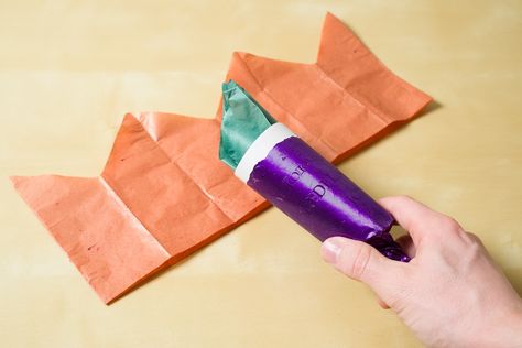 How to Make Paper Party Hats for Christmas Crackers. because j wants to make crackers this year Diy Party Crackers, English Christmas Traditions, Christmas Popper, Homemade Christmas Crackers, Diy Christmas Crackers, Christmas Party Hats, Christmas In England, Party Crackers, English Christmas