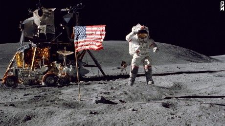 Tecnologia - When Neil Armstrong put his boot on the moon in 1969, he became the first human to set foot on another world. He was one of only 12 men to walk on the moon. Apollo 16, Lunar Landing, Apollo 13, Apollo Program, Nasa Apollo, Apollo Missions, Michael Collins, Buzz Aldrin, Nasa Astronauts