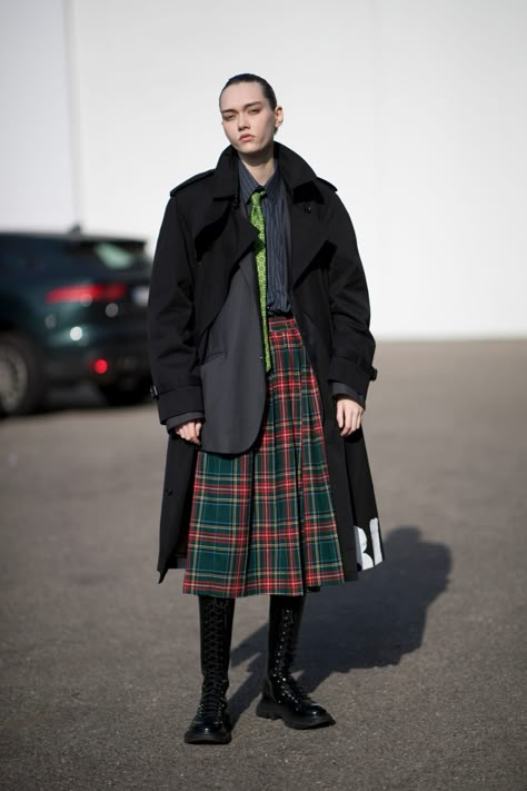 Eclectic Wardrobe, Guys In Skirts, Dark Academia Outfit, Gilet Crochet, Milan Fashion Week Street Style, Nerd Fashion, Artsy Style, Quirky Fashion, The Best Street Style