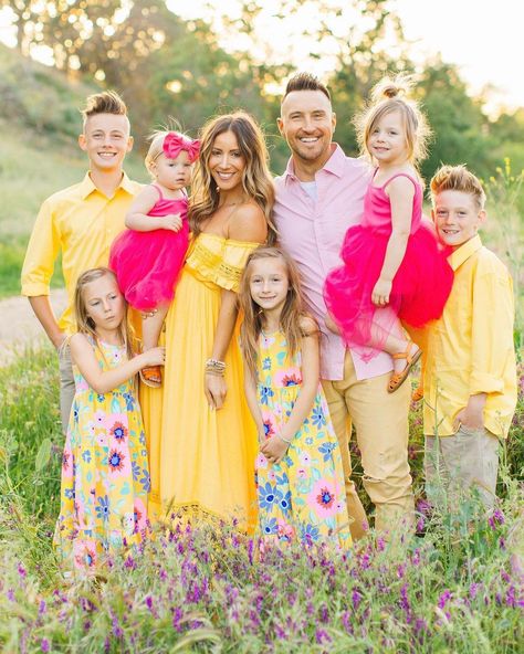 Easter Picture Ideas Family, Easter Pictures Family, Easter Pictures Ideas, Family Easter Pictures, Easter Family Photos, Toddler Morning Routine, Easter Family Pictures, Spring Pics, Easter Minis