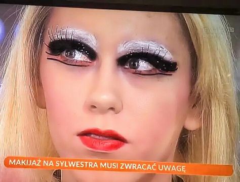 Makijaż sylwestrowy według TVP - Ten makijaż wywołał prawdziwą burzę w sieci - New Years Eve Makeup Fail #makeup #love #poland Makeup Sylwestrowy, New Year Eve Makeup, Cursed Imagines, Makeup Fail, New Year's Eve Makeup, Eve Makeup, Makeup Fails, Walmart Funny, New Years Eve Makeup