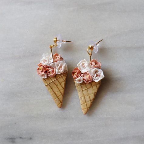 Polymer Clay Loves’s Instagram post: “How creative are these little cuties by @sequinedsoulph?! Peonies on an ice cream cone, the perfect combo! 🍦🌸 . . . . . . . . . . . . . .…” Summer Clay Earrings, Diy Mug Designs, Diy Earrings Polymer Clay, Polymer Clay Jewelry Tutorials, Polymer Clay Diy, Polymer Clay Jewelry Diy, Spring Jewelry, Polymer Jewelry, An Ice Cream