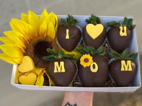 Quotes Mothers Day, Mothers Day Crafts Preschool, Mothers Day Chocolates, Mothers Day Desserts, Art Mothers Day, Chocolate Covered Strawberries Bouquet, Strawberry Gifts, Chocolate Covered Fruit, Dipped Strawberries