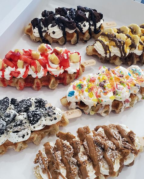 Croffle Menu Ideas, Croffle Topping Ideas, Waffle Pops Ideas, Croffle Packaging, Waffle Food Truck, Waffle Desserts, Waffle Business, Pearl Sugar Waffles, Croissant Waffle