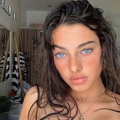 Blue Eyes Aesthetic, Summer Makeup, Wet Hair, Dark Hair, Pretty Face, Aesthetic Girl, Makeup Inspiration, Blue Eyes, Hair Inspo