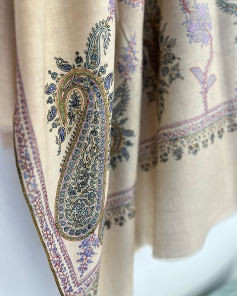 Incredible silk sozni embroidered Jamawar is an exquisitely intricate embroidery which covers a pashmina shawl with different designs, traditional or contemporary. Each piece can take a master embroiderer months-years to produce, depending on the design, intricacy and the size of the shawl. 100% hand embroidered, hand woven Pure Pashmina Traditional very fine Silk Sozni Hand Embroidery Needle Work of Kashmir. ⚜️Size: 100 x 200 cm / 40 x 80 inch / 1.11 x 2.22 yard . ⚜️Colour :Ivory D... Sozni Embroidery, Kashmir Shawl, Kashmiri Embroidery, Embroidery Fashion Detail, Diwali Outfits, Kashmiri Shawls, Cushion Cover Designs, Dress Embroidery, Ancient Designs