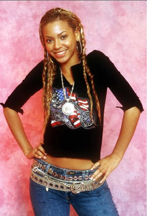 Young Beyonce Young Beyonce, Beyonce 2000's, Beyonce Braids, Destinys Child, Beyonce Hair, Queen Bee Beyonce, Fly Girls, 2000s Fashion Trends, Beyonce Knowles Carter