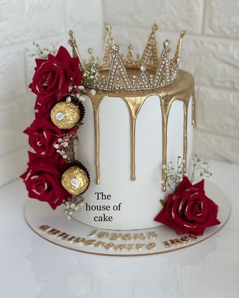 Cake Designs Women, Christmas Birthday Cakes For Women, Queen Birthday Cake Crowns, Woman Cake Ideas, Cake For Women Birthday, Crown Cake Ideas, Cakes Ideas For Women, Red Theme Cake, Queen Cake Ideas