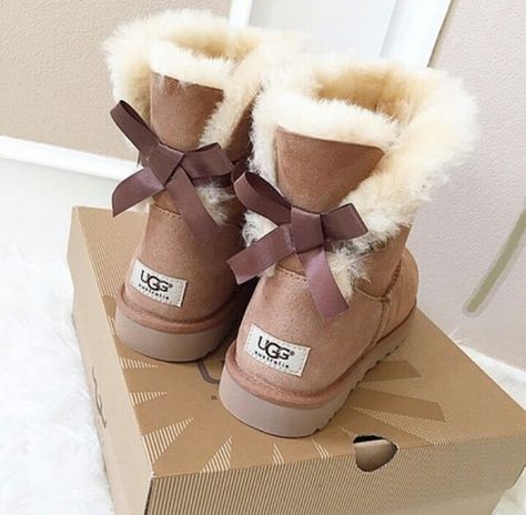 Ugg Mini Bailey Bow, Girly Christmas, Ugg Boots Outlets, Rich Clothes, Cheap Michael Kors, Michael Kors Outlet, Diy Handbag, Girl Christmas, Cheap Handbags