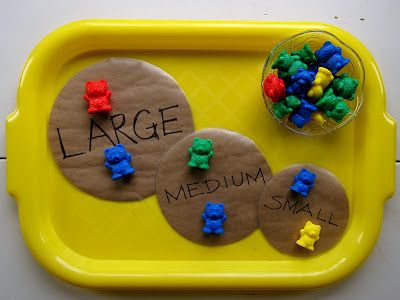 Another Sorting Idea with Bear Family Counters.  Look how the tray keeps everything organized to help children define their space and clean up easier. Preschool Syllabus, Three Bears Activities, Bears Preschool, Fairy Tales Preschool, Fairy Tales Unit, Fairy Tale Theme, Eyfs Activities, Traditional Tales, Goldilocks And The Three Bears