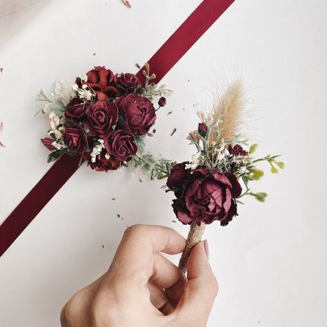 Maroon Corsage, Colour Wedding Theme, Navy Red Wedding, Wedding Decor Themes, Burgundy Corsage, Wine Wedding Flowers, Elegant Boutonniere, Boutonniere And Corsage, Red Corsages