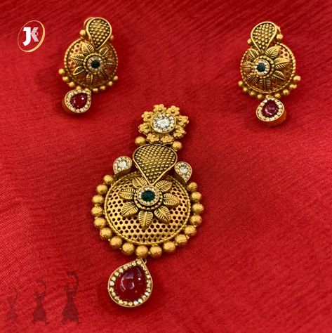 Pandal Set Jewellery, Antique Gold Pendant Designs, Lotus Jewelry Gold, Pendal Set, Gold Jwellary, Bengali Jewellery, Kids Gold Jewelry, Small Earrings Gold, Unique Gold Jewelry Designs