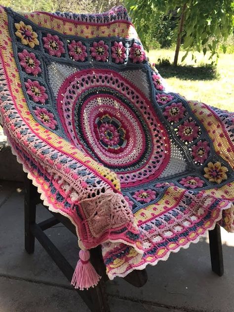 Jen Tyler Crochet, Golden Tea, Crocheted Blanket, Crochet Mandala Pattern, Crochet Blanket Afghan, Manta Crochet, Crochet Square Patterns, Crochet Mandala, Creation Couture