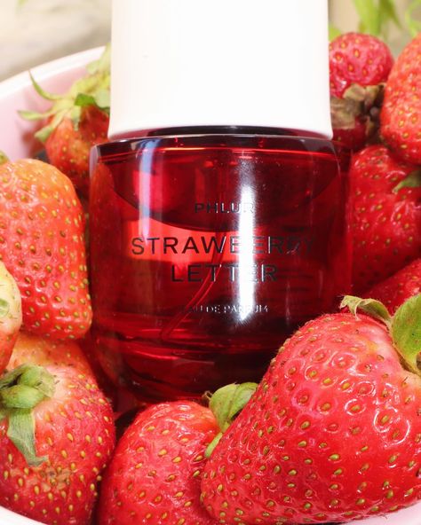 🍓juicy, bold, and undeniably captivating is the best way to describe @phlur Strawberry Letter fragrance 🍓 | What are your thoughts of fruity scents during the fall and winter months? ‌ 𝘚𝘤𝘦𝘯𝘵 𝘕𝘰𝘵𝘦𝘴 -𝘴𝘵𝘳𝘢𝘸𝘣𝘦𝘳𝘳𝘺 𝘨𝘢𝘳𝘪𝘨𝘶𝘦𝘵𝘵𝘦, 𝘤𝘢𝘴𝘴𝘪𝘴 𝘭𝘦𝘢𝘧, 𝘢𝘱𝘱𝘭𝘦 𝘣𝘭𝘰𝘴𝘴𝘰𝘮 ‌ Strawberry Letter opens with a burst of strawberries that feels fresh and vibrant, with a slight sweetness — but it’s not the sugary-sweet scent you might expect, which is one of the reasons why I really enjoy it! ‌ I’m very particular about my sw... Perfume Strawberry, Fruity Scents, Scent Notes, Garden Fairy, Sweet Scents, Apple Blossom, Winter Months, Strawberry Shortcake, Fall And Winter