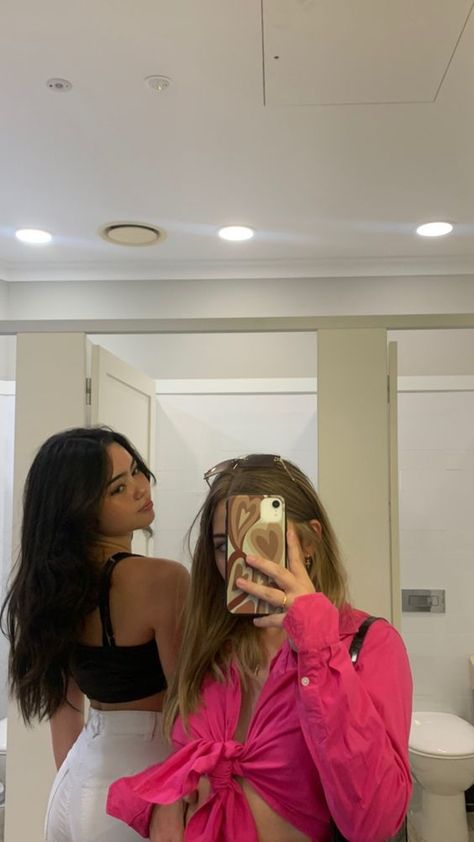 2 Ppl Poses, Spiegel Selfie, Best Friend Poses, Bff Photoshoot Poses, Mirror Selfie Poses, Bff Photoshoot, Swag Girl Style, Best Friends Shoot, Best Friends Aesthetic