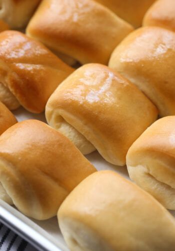 Parker House Rolls Parkerhouse Rolls, Yeast Dinner Rolls Recipe, Dinner Rolls Easy, Rugelach Recipe, No Yeast Dinner Rolls, Buttery Rolls, Sweet Dinner Rolls, Parker House Rolls, New Oven