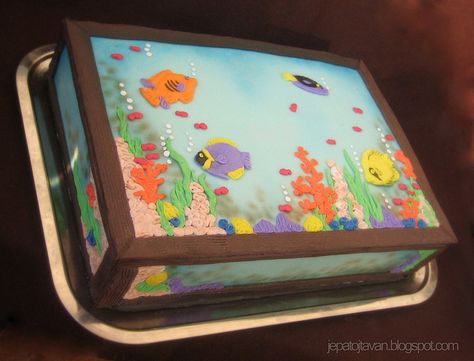 Awesome fish tank cake Fish Tank Cake Ideas, Fish Tank Cake, Fish Birthday Cake, Aquarium Cake, Aquarium Party, Tank Cake, Fish Cake Birthday, Nemo Cake, Fish Birthday