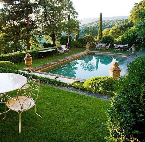 French outdoor garden setting beside a pool with finials sculpture urns france luxury summer Poolside Decor, European Garden, Casa Exterior, Dream Pools, Beautiful Pools, Small Pool, Hus Inspiration, Pool Design, French Garden