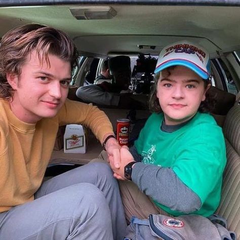 Dustin Henderson And Steve Harrington, Stranger Things Bts, Joe Kerry, Dustin Henderson, Stranger Things Kids, Stranger Things Steve, Images Harry Potter, Stranger Things Actors, St Cast