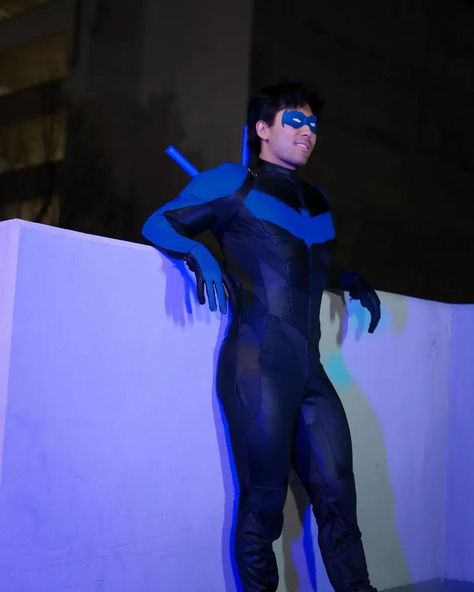 Bird of Bludhaven. 🐦🎪🌃 @justinsaiyann as Nightwing #Nightwing #Robin #DickGrayson #TheBatman #Batman #DarkKnight #BruceWayne #GothamKnights #GothamCity #Gotham #TeenTitansGo #TeenTitans #Titan #YoungJustice #DC #DCComics #DCUniverse #NightwingCosplay #RobinCosplay #DCCosplay #CosplayersOfInstagram #CosplayersOfIG #Cosplayer #Cosplay #Superhero #Comics #Blue #Black Dc Cosplay Men, Night Wing Cosplay, Night Wing Costume, Nightwing Halloween Costume, Nightwing Costume, Nightwing Costumes, Superhero Drawing, Nightwing Robin, Teen Titans Characters