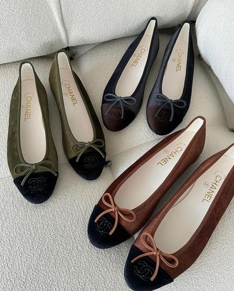 Chanel Ballet Flats Outfit, Fall Chic Outfits, Shoe Rotation, Dressy Boots, Classic Style Outfits, Luxury Footwear, Fantastic Shoes, Classy Shoes, Inspo Instagram