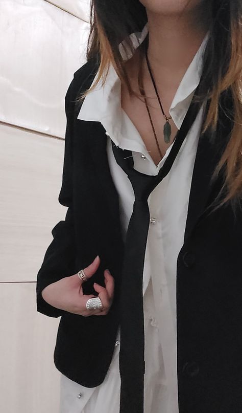 aesthetic crystals crystal necklace urban outfitters top white shirt oversized blazer black tie rings White Shirt And Black Tie Aesthetic, White Shirt Outfit Women Aesthetic, White Shirt With Necklace, Shirt With Tie Aesthetic, White Tie Outfits For Women, Women Tie Outfit Aesthetic, Necklace With Collared Shirt, Blazer And Tie Women, Tie And Shirt Aesthetic