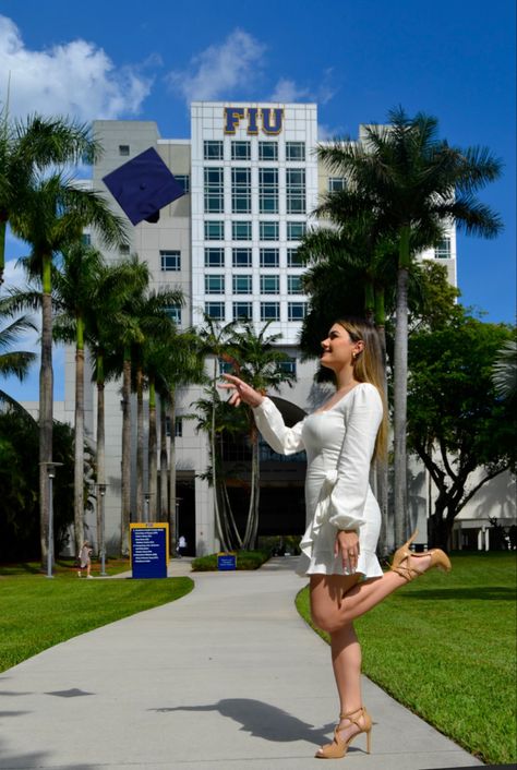 Fiu Graduation Photos, Grad Dress Ideas, Fiu College, Fiu Grad, College Graduation Photo Ideas, Grad Photo Poses, Dress Grad, Graduation Photo Ideas, College Graduation Photos