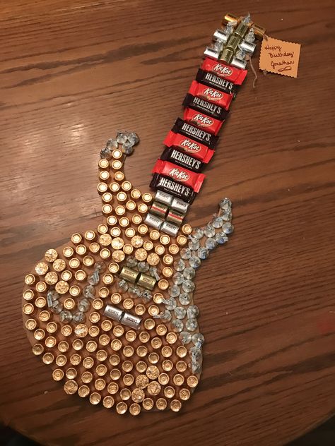 Great bday gift for every musician Rockstar Gift Ideas, Diy Musician Gifts, Gifts For Metalheads, Musician Boyfriend Gifts, Gifts For Musicians Boyfriend, Concert Gift Ideas, Candy Guitar, Homemade Birthday Presents, Drum Birthday