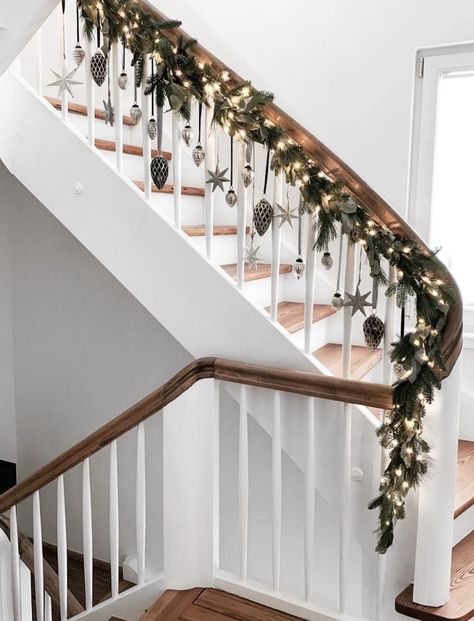 Garland Stairs, Nordic Boho Interior, Scandi Christmas Decorations, Christmas Staircase Decor, Christmas Stairs, Christmas Staircase, Kitchen Ornaments, Boho Interior Design, Scandi Decor