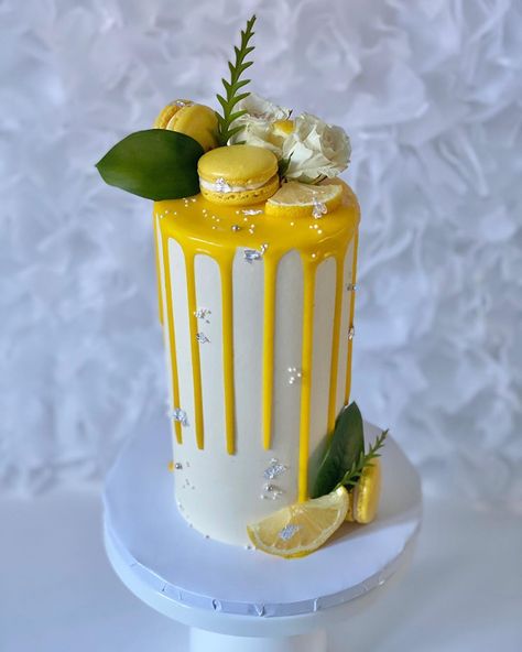 2 Layer Lemon Cake, Lemon Cake Designs Birthday, Two Tier Lemon Cake, Lemon Fault Line Cake, Fancy Cake Ideas, Lemon Drizzle Celebration Cake, Recipes Fancy, Cake With Macarons, Cakes Fancy