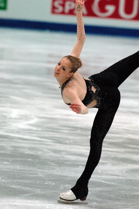 Carolina Kostner  http://www.carolina-kostner.it/worlds08.html Carolina Kostner, Figure Skaters, Ice Princess, Figure Skater, Black Dresses, Hall Of Fame, Ice Skating, Figure Skating, Skating