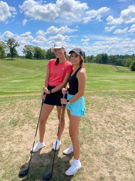 Golf Course Work Outfit, Gulf Outfits Women, Golf Gf Outfits, Golf Shorts Women Outfit, Cute Golf Pictures, Golf Aesthetic Outfit, Golf Girlfriend Outfit, Golf Outfits Women Summer, Golf Girl Aesthetic