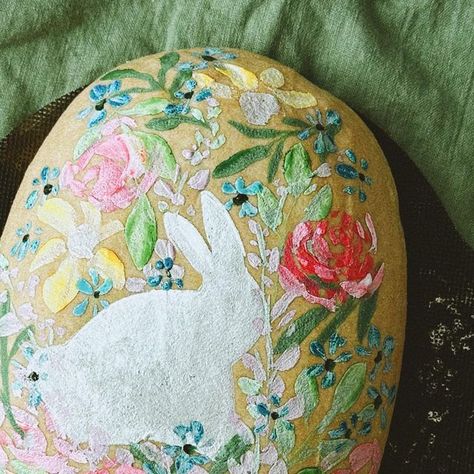 Alana | Food Stylist on Instagram: "Another bunny painted on sourdough because some ideas are good enough to do year after year. . . : #sourdoughpainting #sourdough #sourdoughbaking #sourdoughclub #easterbread #easterdecor #easterfood #florals" Sour Dough Painting, Painted Sourdough Loaf, Painting On Sourdough, Funfetti Sourdough Bread, Bunny Sourdough, Painted Bread Loaf, How To Paint Sourdough Bread, Easter Sourdough Scoring, Sourdough Easter Recipes