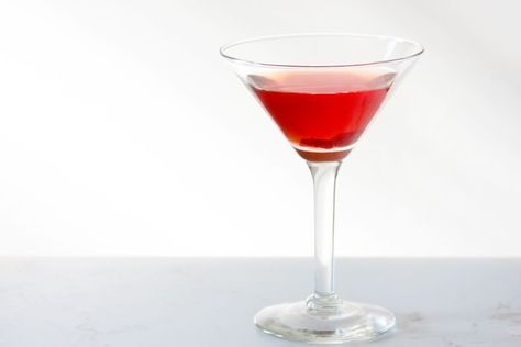 The Crantini Is a Simple and Delightful Vodka Martini Crantini Recipe, Sake Martini, Cranberry Martini, Cranberry Juice And Vodka, Cinnamon Whiskey, White Cranberry Juice, Cranberry Vodka, Lemon Drop Martini, Vodka Cocktails Recipes