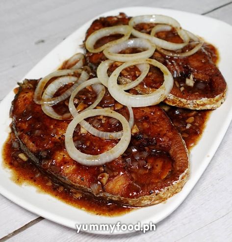 This yummy recipe for tanigue fish steak ala Bistek is a good alternative to pork and beef steak. It’s a bit healthier I think, since it's made of fish. Fish Steak, Basa Steak Recipe, Fish Steak Recipes, Calamansi Juice, Steak Dishes, Family Lunch, Pinoy Food, Beef Steak, Filipino Recipes