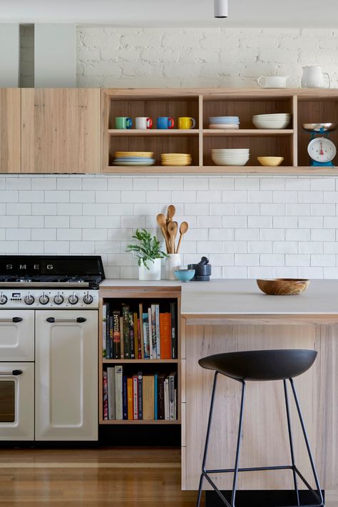 Trending on Remodelista: Searching for Serenity - Gardenista Splash Back Ideas, Courtyard Kitchen, Modern Design House, Splashback Ideas, Recycled Brick, George Best, Hampton House, White Subway Tiles, Timeless Kitchen