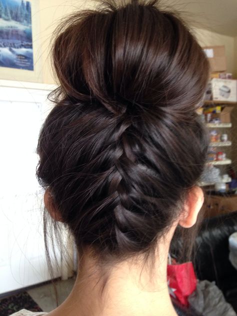 Hairrr... Was bored and did my neighbors hair :) upside down French braid bun :) Upside Down French Braid, Under Braids, French Braid Buns, Trendy Braids, French Braid Styles, Upside Down Braid, Braid Bun, Braids Ponytail, Ponytail Tutorial