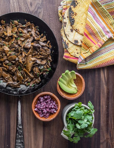 Hen Of The Woods, Lobster Mushroom, Types Of Mushrooms, Barbacoa Recipe, Vegan Mushroom, Taco Recipe, Tacos And Burritos, Vegan Chili, Wild Mushroom