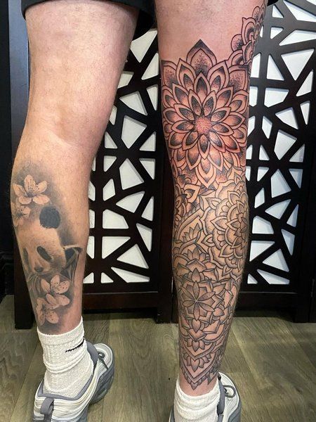 Back Of The Knee Tattoos For Women, Back Of Knee Tattoo Women, Women’s Knee Tattoo, Flower Knee Tattoos Women, Small Knee Tattoo, Knee Ditch Tattoo, Back Of Knee Tattoo, Knee Tattoo Ideas, Knee Tattoos