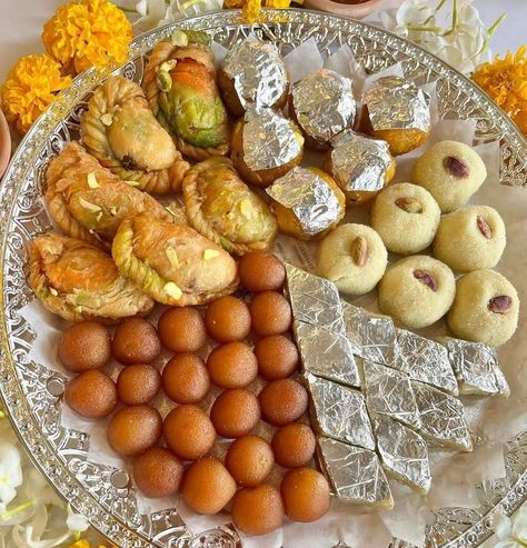 Indian Food Party, Diwali Snacks, Food Carving, Indian Sweet, Indian Sweets, Delicious Snacks Recipes, Food Snapchat, Cafe Food, Yummy Snacks