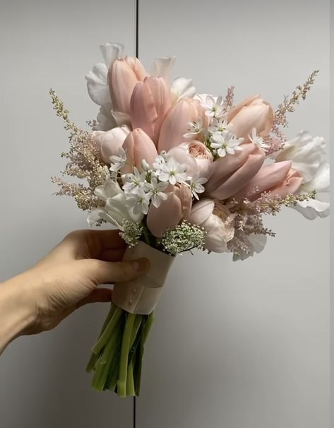 Bridal Bouquet Ideas Tulips, Simple Wedding Boquet Idea, Tulips Hand Bouquet Wedding, Engagement Flowers Bouquet Simple, Bouquet Of Tulips Wedding, Aesthetic Bridal Bouquet, Bridal Simple Bouquet, Tulips Bride Bouquet, Tulips Wedding Boquet