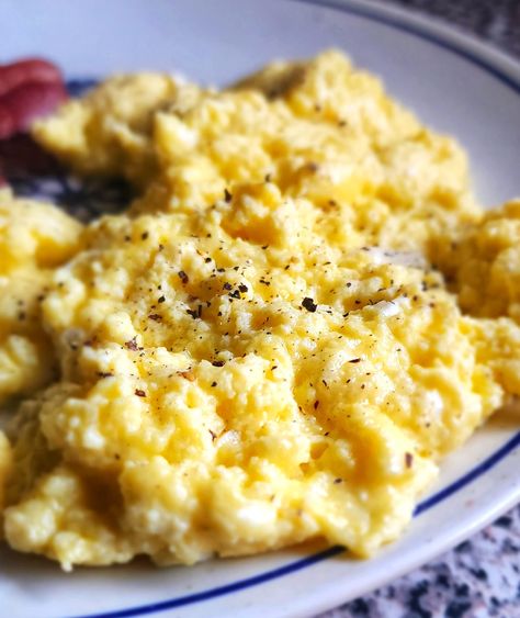 Scrambled Eggs With Greek Yogurt | Kalofagas.ca Eggs With Greek Yogurt, Yogurt Greek, Greek Yogurt Eggs, Healthy Egg Breakfast, Scrambled Eggs Recipe, Eggs In Peppers, Egg Recipes For Breakfast, Greek Style, Breakfast Time