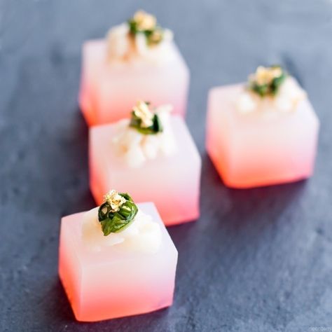 Martini Jello Shots, Martini Flavors, Lychee Cocktail, Martini Recipes Vodka, Lychee Martini, Jelly Shots, Martini Ingredients, Jello Shot Recipes, Liqueurs Recipes